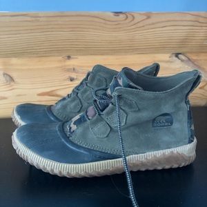 Sorel camo booties size 10